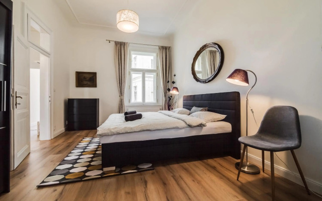 Charles Bridge - 3 bedroom Apartment - Old Town