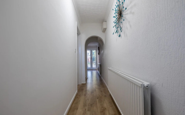 Captivating 4-bed House in Dartford