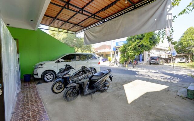 OYO 92896 Hotel Sahabat Syariah Near Plasa Telkom Bawean