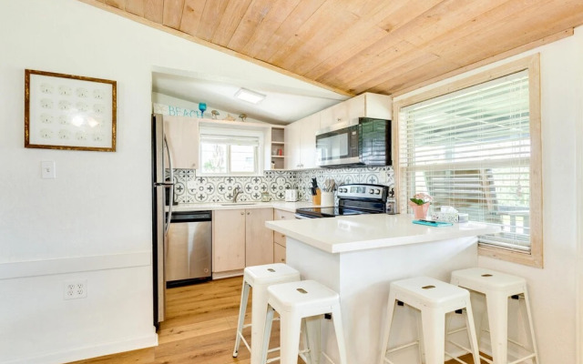 Cute Beach Bungalow Walk to the Beach