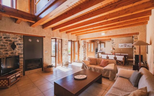 Villa Kalogra - Natural Habitat w. Views