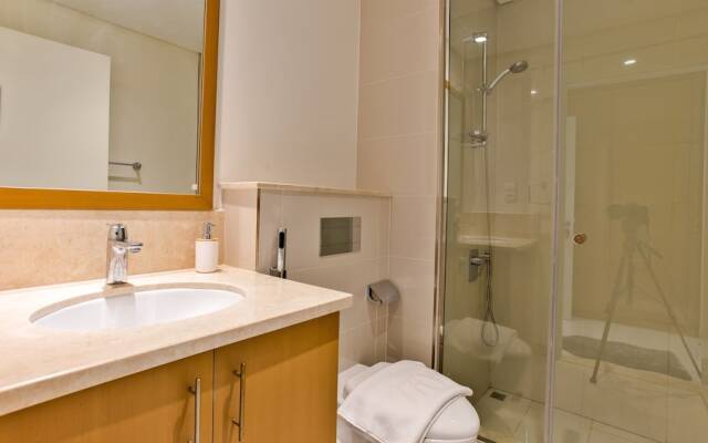 Luxury StayCation - Huge 2 Bedroom Lav