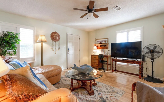 Quiet Condo ~ 10 Mi to Dtwn Pensacola