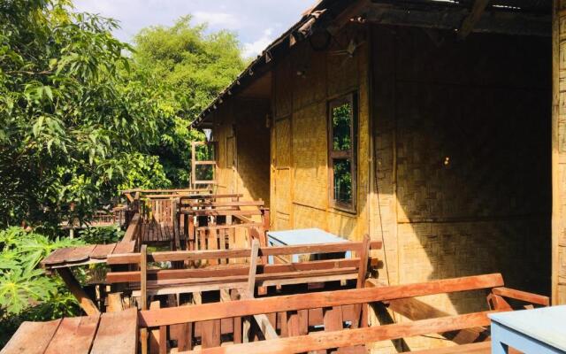 Golden Hut -Chill Bungalows in town黄金泰式传统独栋小屋