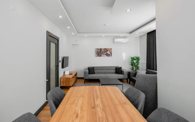 Central Flat w Balcony 5 min to Lara Beach