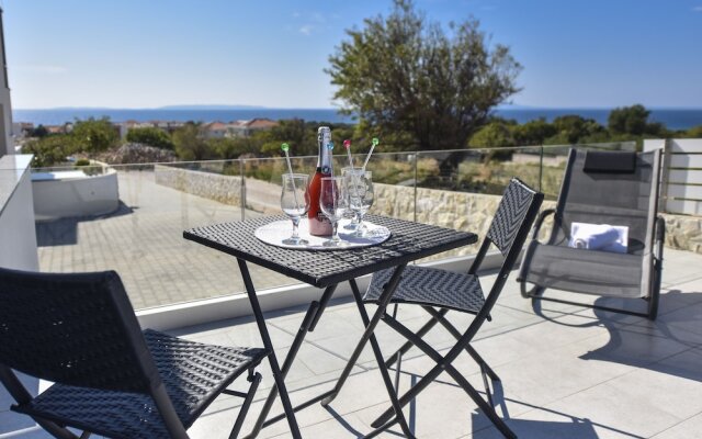 Funtastic C Apartment with Pool and Terrace