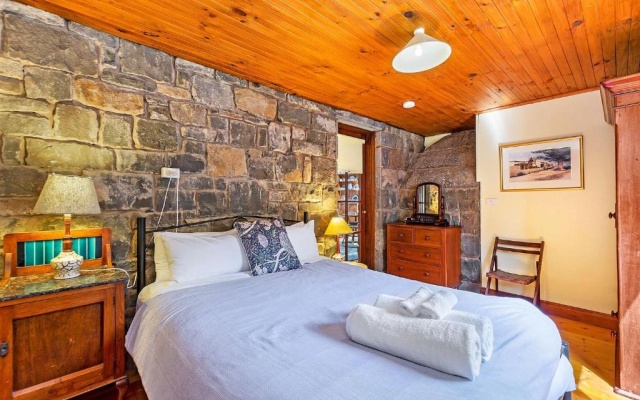 Breakfast Creek Cottage - Central bluestone cottage – Guest Rooms – Port Fairy