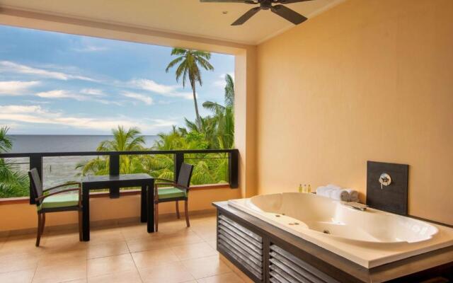 Twin Centre Double Tree by Hilton Allamanda and Hilton Seychelles Labriz Resort