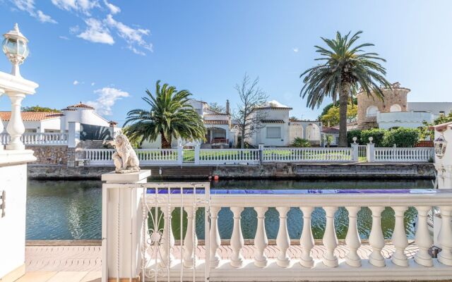 Holiday Home on a Canal With Private Swimming Pool and Mooring