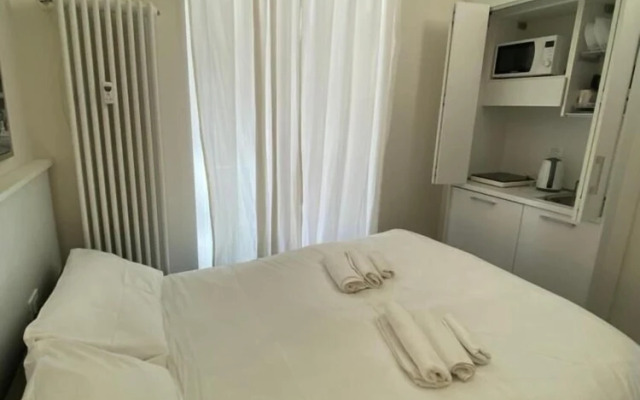 Room in Apartment - Small Charming Suites