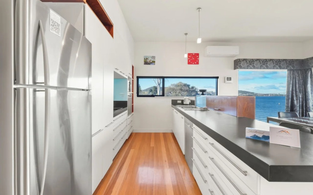 Waterfront Home - Gorgeous Views - 2 Bed