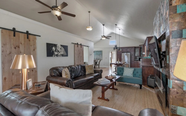 Gorgeous Home W/hot Tub&grill