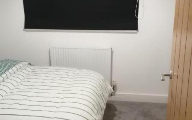 1 Bed Apartment Sleeps 2 - Parking & Wifi