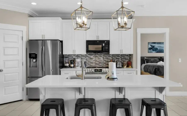 Cozy 4-br Beachside Escape