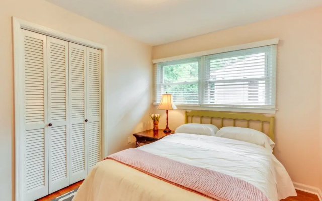 Pet-friendly Berryville Home: Walk to Main Street!