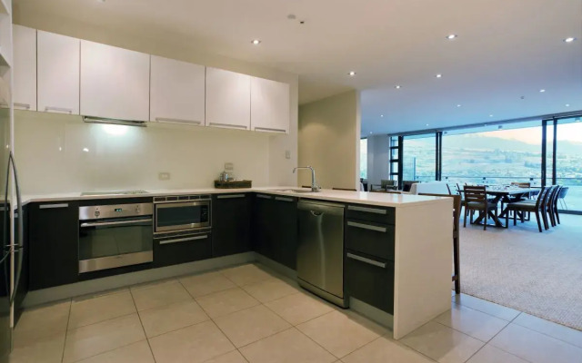 The Rees Hotel, Luxury Apartments & Lakeside Residences