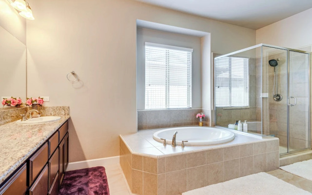 Beautiful Bakersfield Home ~ 8 Mi to Downtown!