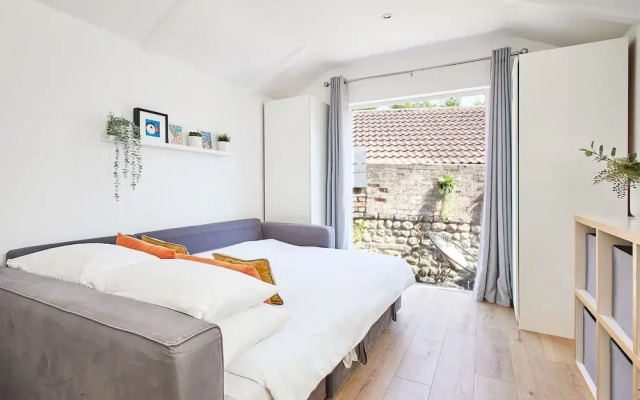 Host Stay Sunnyside Studio