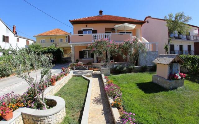 Apartment and Rooms Toka