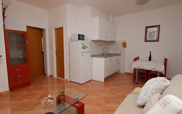 JoviZe - free parking - A6(2+2)