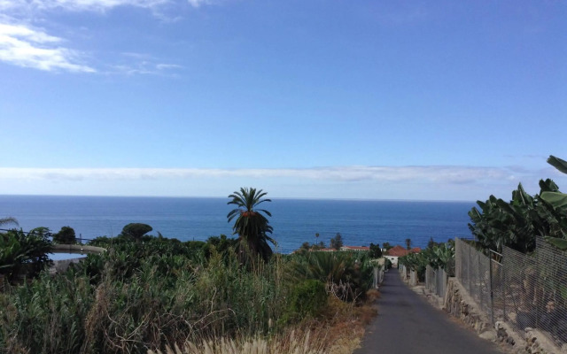 Villa in protected space in front of the sea