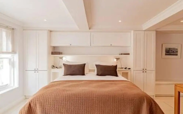Lovely Holiday Home w Private Courtyard Six Selbourne