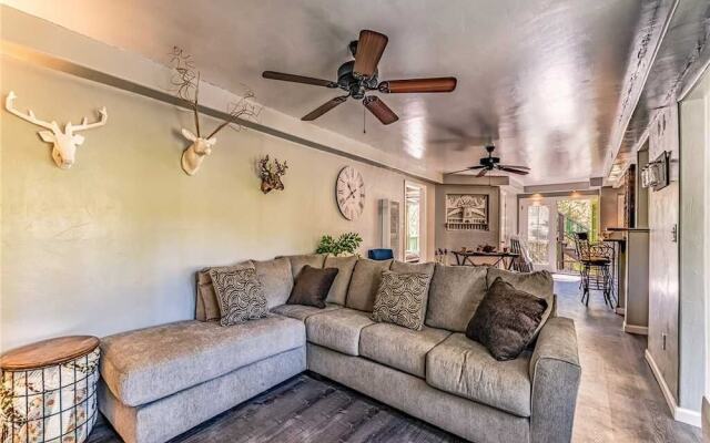 Turtle Mountain Cabin, 2 Bedrooms, Near Town