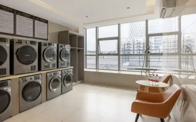 Vienna International Hotel (Shenzhen Baolong Metro Station)