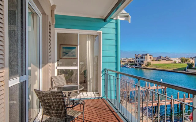 Waters Edge Apartment with Jetty