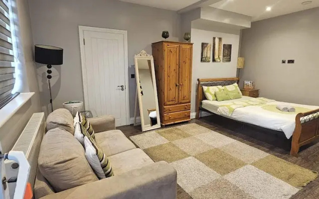 Inviting 1-bed Apartment in Dartford