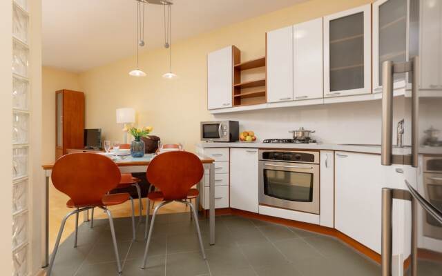 Spacious Apartment Pruszkow by Renters