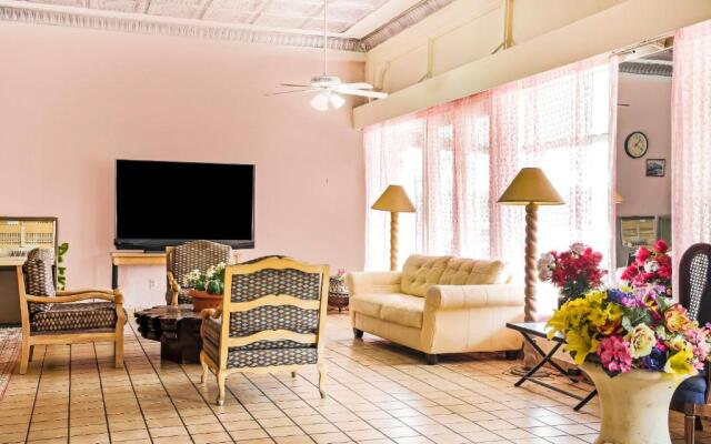 OYO Cameron Historic Hotel Brownsville I-69E