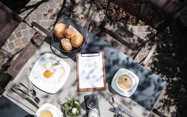 La Paula Apartments & Suites