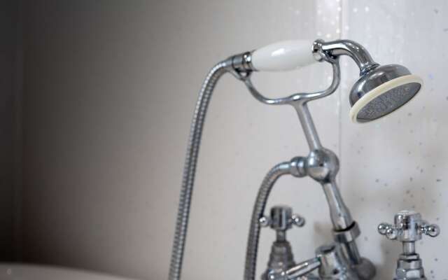 5star Serviced Homes- Free Wifi & Parking, Office