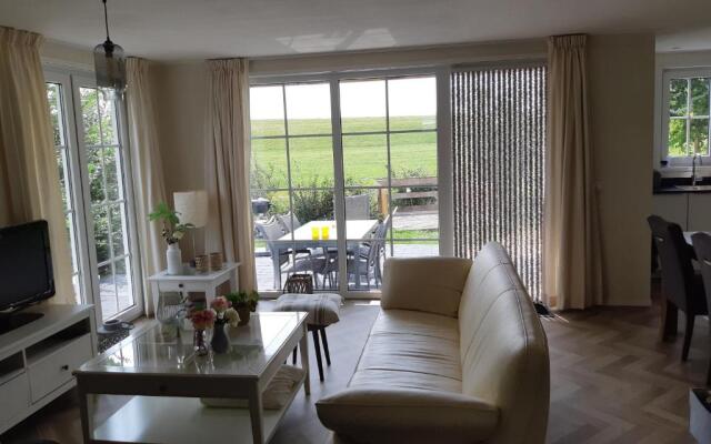 Nieuwe Beachbungalow aan IJsselmeer 39 24