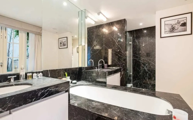 Spacious Designer 2 Bedroom Maisonette With Garden in Chelsea, London