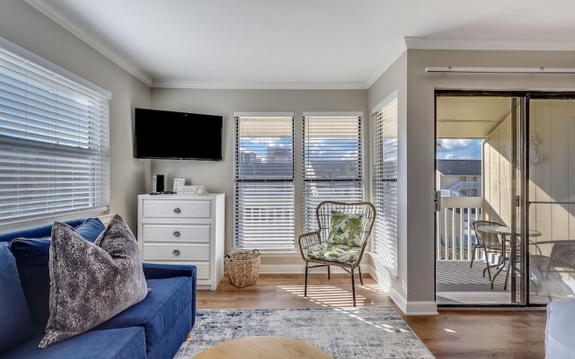 Sandpiper Cove 8208 Studio Bedroom Condo by RedAwning