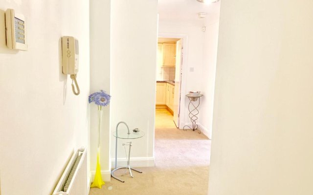 2 Bedrooms Modern Central London Apartment, Full Kitchen, 5 minutes Tube Station