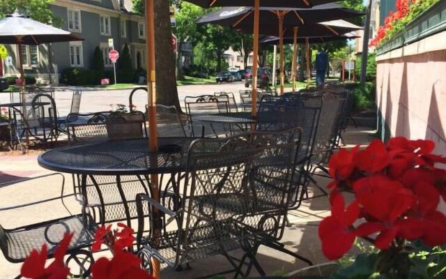 County Clare Irish Hotel & Pub