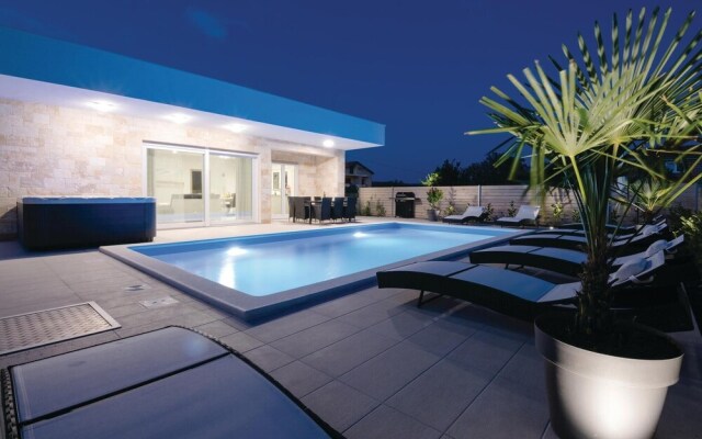 Awesome Home in Sukosan with Hot Tub, WiFi & 4 Bedrooms