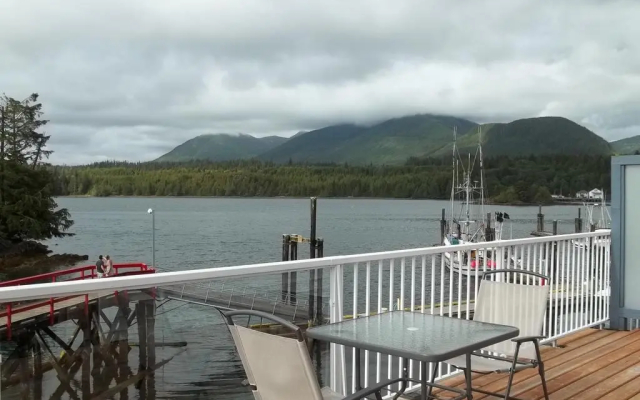 The Bayshore Waterfront Inn