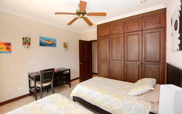 Luxury 2 bedroom condo with ocean view - Few steps from beach