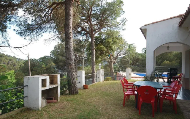 Peaceful Villa in Canyelles With Swimming Pool
