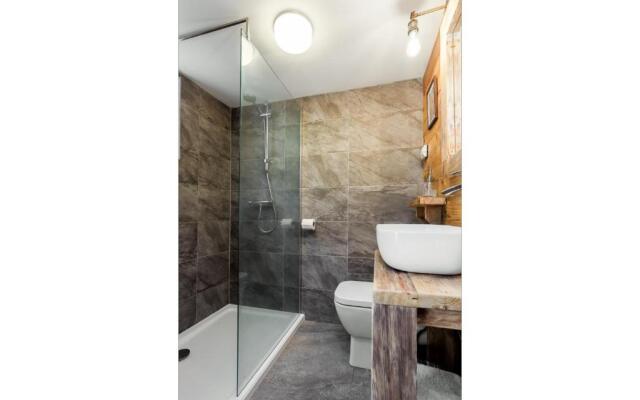 Gorgeous Town Centre Apt with Courtyard Garden
