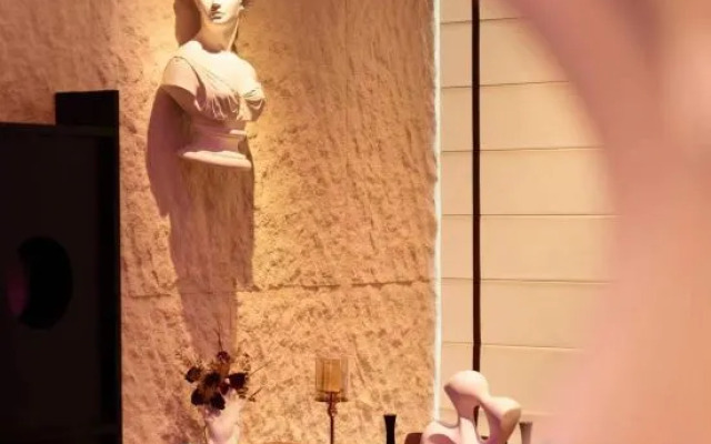 THE  YES  Hotel