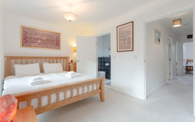 Modern 3 Bedroom Duplex Apartment in Stepney