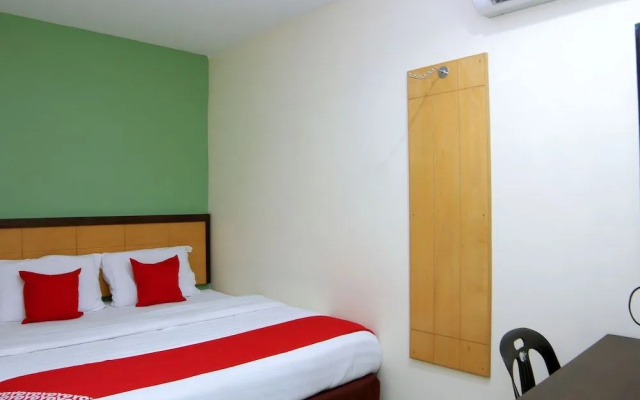OYO 44054 Holiday Mansion Inn