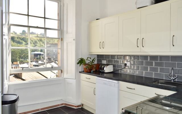 Sophisticated 2 Bedroom Edinburgh Flat Near Old Town