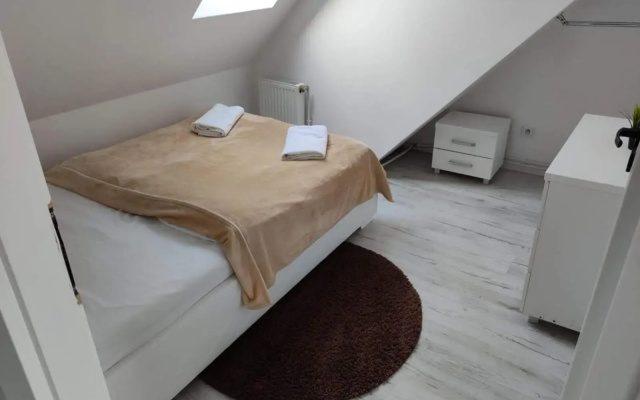 Domek Karpatka 1 przy wyciągu narciarskim