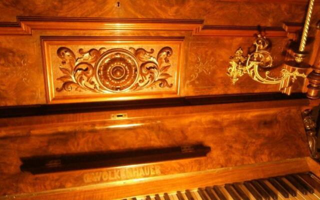 Retro - 19th Century Guest House